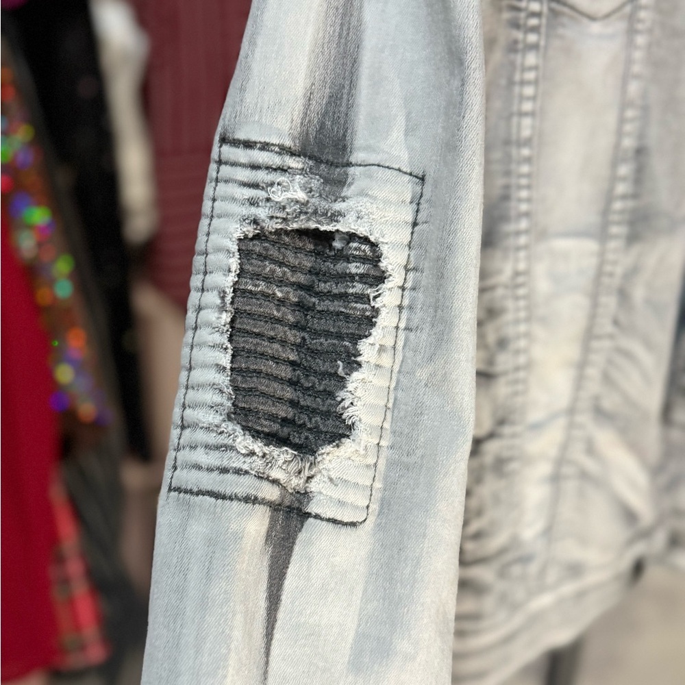 From Buckle Men's/women’s Distressed Denim Jacket- sold at Buckle- stretchy - Picture 2 of 13